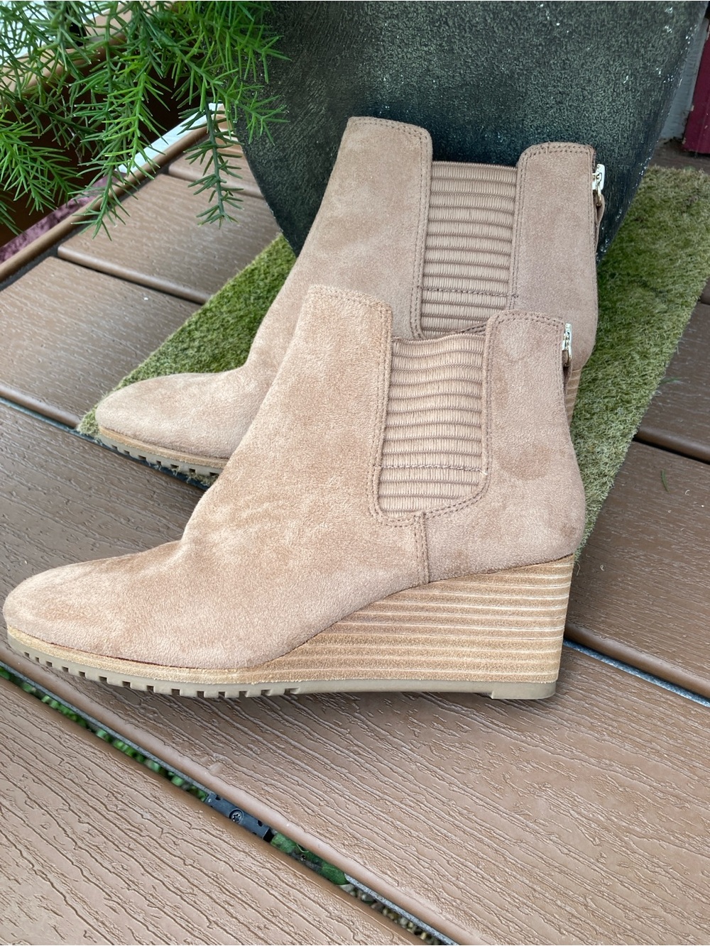 Dr. Scholls Size 8M Critic tan faux suede wedge ankle booties - Picture 4 of 12